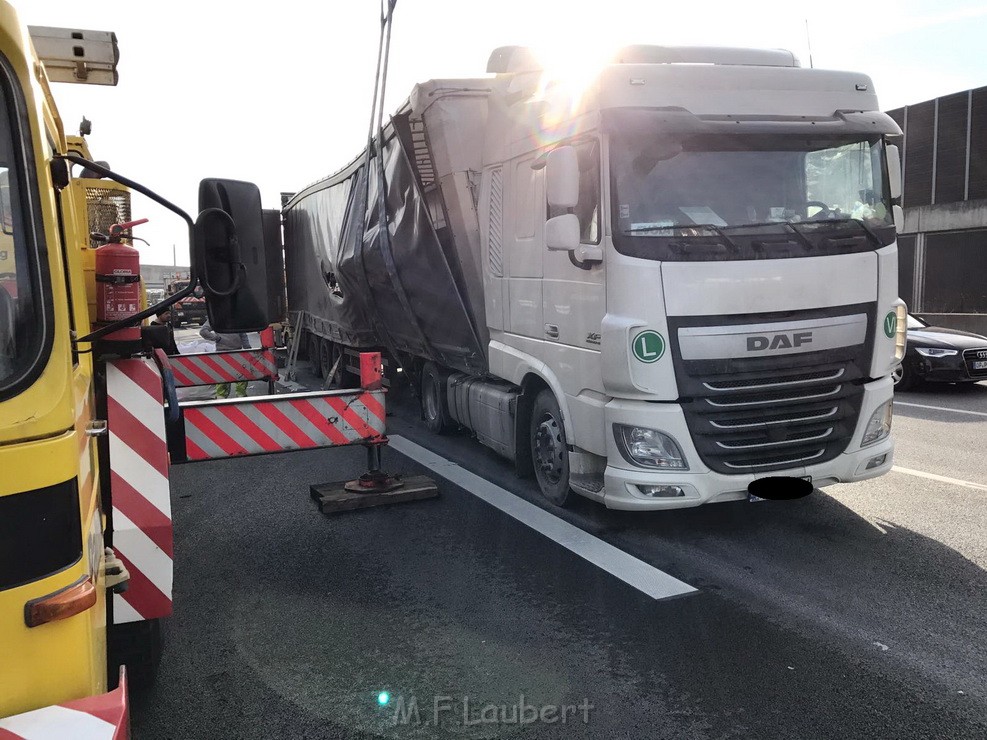 LKW Ladung verschoben A 3 Rich Oberhausen Hoehe AS Koeln Dellbrueck SP P22.jpg